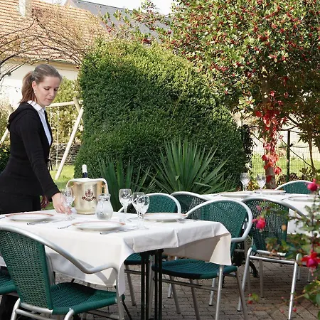 - Restaurant 